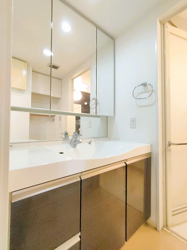 鏡の後ろに収納スペースがあります、散らかりやすい洗面スペースをすっきりさせる事が出来ます
