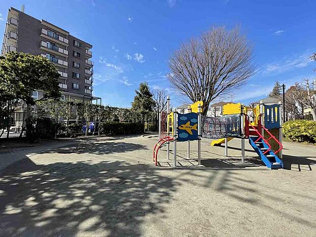 マンションに隣接する公園。子供も安心して遊べます