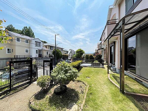 お庭では子供のプールや家庭菜園も楽しめます。