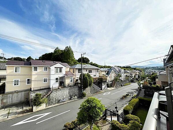 ２階からの景色。美しい緑が丘が一望できます。