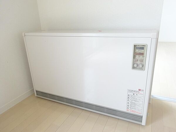 画像11:蓄熱暖房機