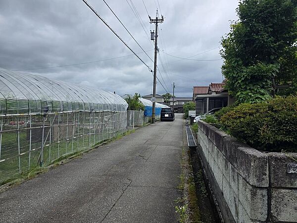 南東方向、前面道路になります。