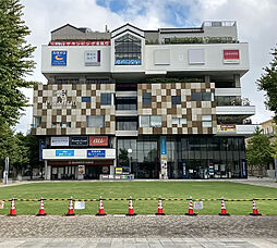 センター北駅目の前の商業ビル