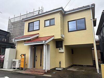 外観:駐車スペース、オレンジのポスト、宅配ボックス付き。 外観:駐車スペース、オレンジのポスト、宅配ボックス付き。