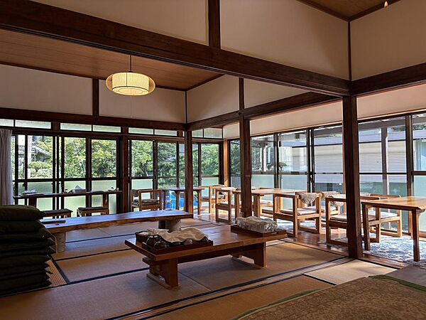 明るい店舗内