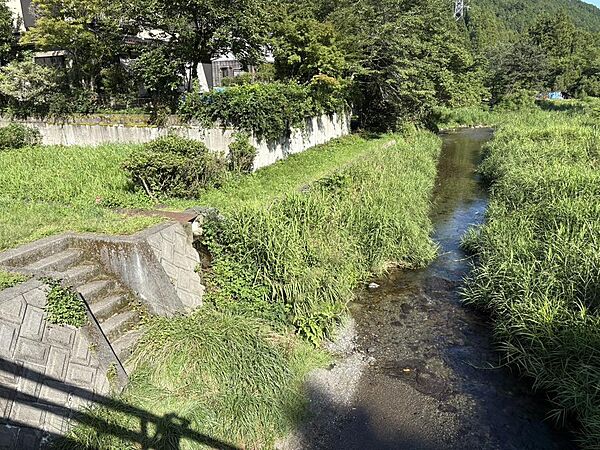 傍の清流名栗川に下りれます。川遊びが楽しめます。
