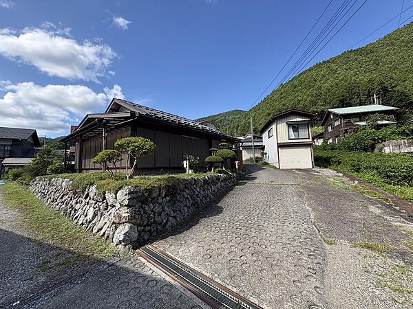 前面道路とガレ－ジ付き駐車場