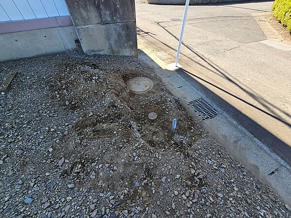 北西側　止水栓（上水道）下水ます、都市ガス引込みはされておりません。