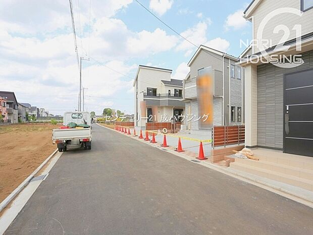 前面道路含む現地写真です