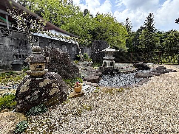 日当たり良好なお庭でガーデニングも楽しめそうです♪