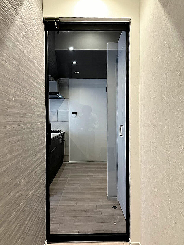 ■廊下〜リビング　玄関から廊下がクランクしているので、居住空間が見えずプライバシー性を高めています