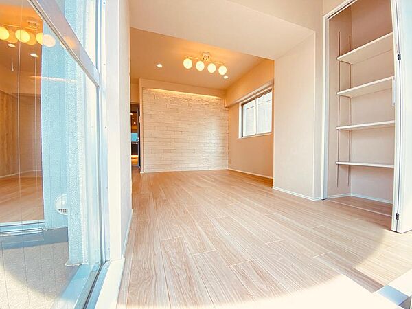 キッチンを主役に！この部屋の憩いの場になりそうだな。