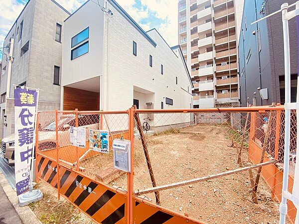 ＼建築条件なし×31坪超！自由設計が叶う更地売土地・建築プラン提案可／前面道路約6mで車の出し入れもスムーズ。理想の住まいづくりに適した、更地渡しの売土地です。