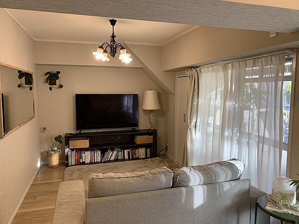 約１６．７帖の広々としたリビングです。南向きのお部屋で明るく過ごすことができます。