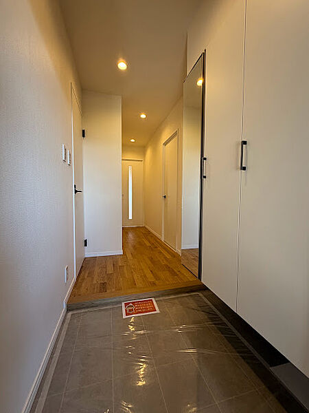 最上階・角部屋ならではの開放感を楽しめる住まい。窓からは川を望む心地よい眺望が広がります。84m2超のゆとりある4LDKで、ご家族それぞれの時間も大切にできる住空間です。