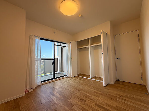 最上階・角部屋ならではの開放感を楽しめる住まい。窓からは川を望む心地よい眺望が広がります。84m2超のゆとりある4LDKで、ご家族それぞれの時間も大切にできる住空間です。