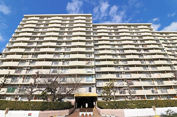 10階・南向きにつき陽当り・眺望良好。開放感あるリバービューが魅力です。2026年1月フルリフォーム完成済みで室内も◎。ペット飼育、全室エアコン設置可能。管理費月額4,000円も嬉しいポイントです。
