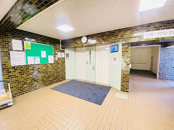 10階・南向きにつき陽当り・眺望良好。開放感あるリバービューが魅力です。2026年1月フルリフォーム完成済みで室内も◎。ペット飼育、全室エアコン設置可能。管理費月額4,000円も嬉しいポイントです。