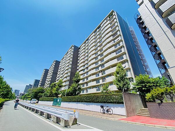 10階・南向きにつき陽当り・眺望良好。開放感あるリバービューが魅力です。2026年1月フルリフォーム完成済みで室内も◎。ペット飼育、全室エアコン設置可能。管理費月額4,000円も嬉しいポイントです。