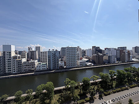 10階・南向きにつき陽当り・眺望良好。開放感あるリバービューが魅力です。2026年1月フルリフォーム完成済みで室内も◎。ペット飼育、全室エアコン設置可能。管理費月額4,000円も嬉しいポイントです。