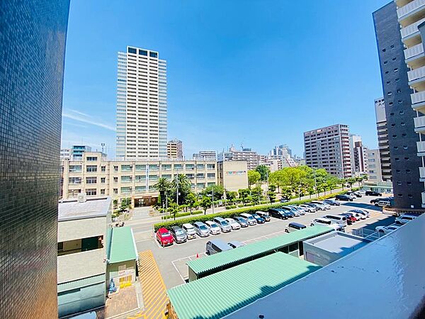 10階・南向きにつき陽当り・眺望良好。開放感あるリバービューが魅力です。2026年1月フルリフォーム完成済みで室内も◎。ペット飼育、全室エアコン設置可能。管理費月額4,000円も嬉しいポイントです。