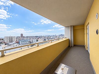 外観：【88m2超×13階・南向き角住戸】■2026年5月フルリフォーム済■LDK約23帖のゆとりある3LDK■平面駐車場空き有／月額6,000円■陽当たり・眺望良好■ペット飼育可♪