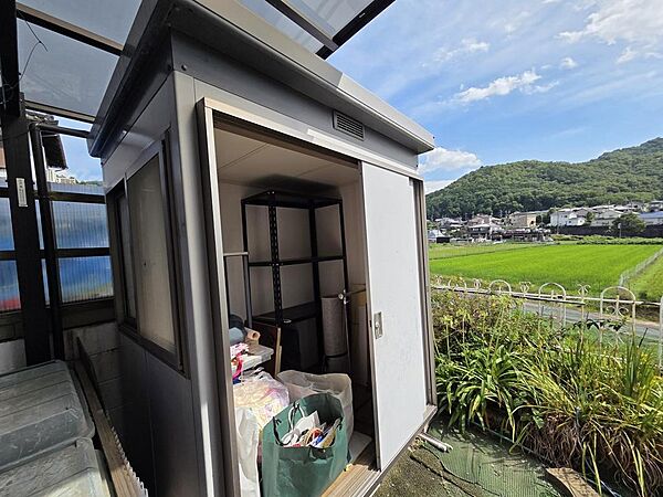 お庭には倉庫があります