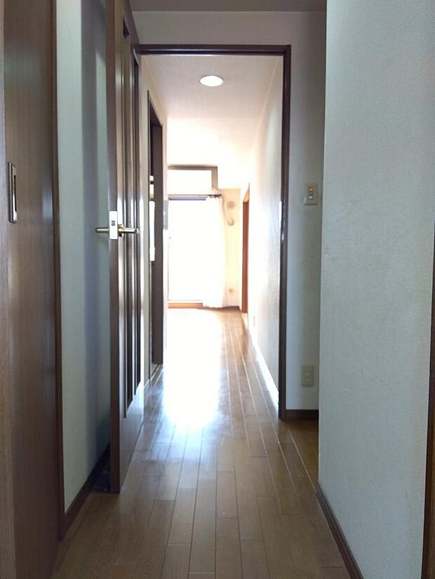 玄関から撮影の廊下の写真（2024年3月撮影）