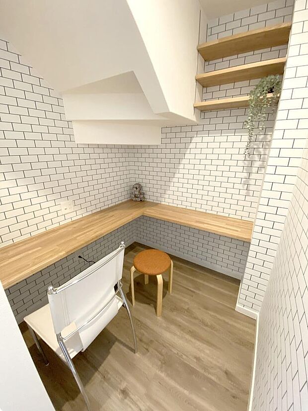 １階にはカウンター有り♪視界を遮る小部屋のようなつくりになっているので、使い勝手の良いスペースです♪