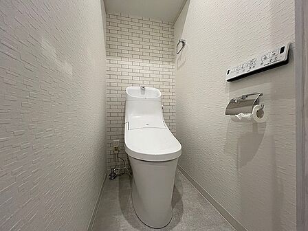 広く清潔感のあるトイレ