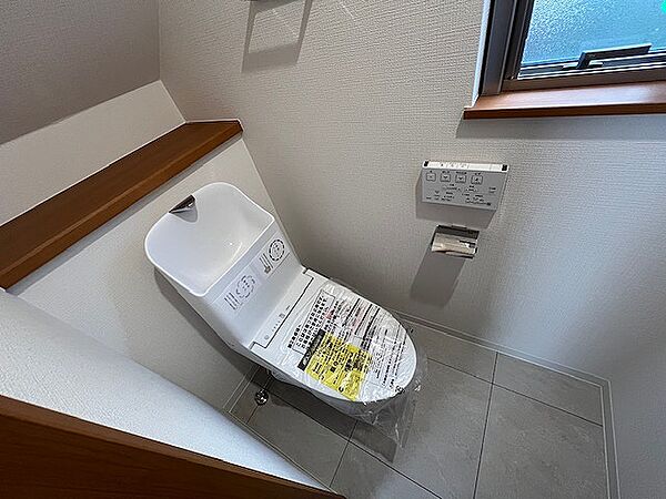 トイレは温水洗浄便座型に交換し、クロスも床材も新しく張り直しました！
