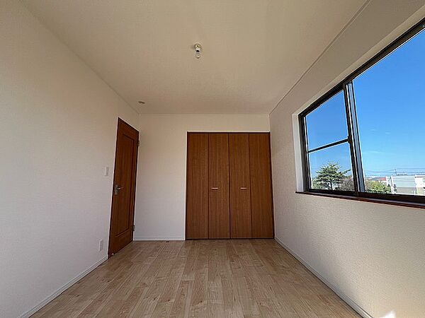 朝日で目覚める東南のお部屋！　南側にはバルコニーがあり、陽当たり・通風ともに良好です　