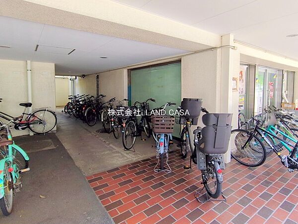 駐輪スペースに屋根があると、暑い日や雨の日に嬉しいですね