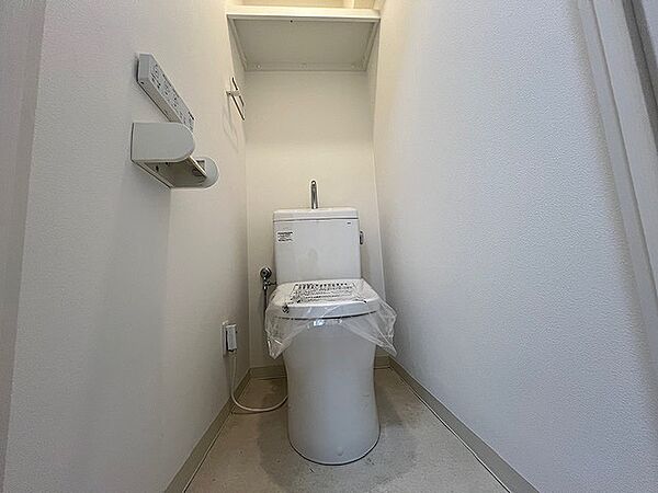 新規交換されたトイレです　洗浄保温便座なので、冬でも暖かいのが嬉しいです
