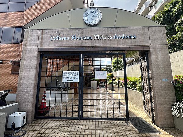 存在感ある門扉が、マンションの居住者と外部者をきちんと隔ててくれます