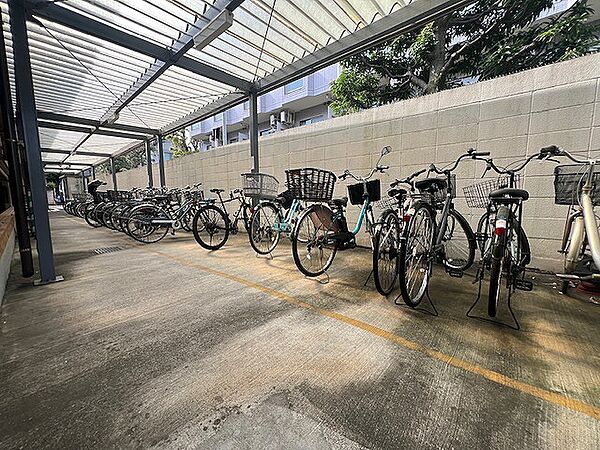 自転車置き場は屋根付き！　自転車ラックがないので、お互いの思いやりが現れている整理された駐輪ペース