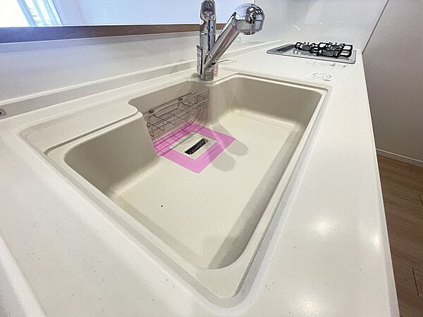 お洒落な白色天板♪　シンクとコンロの天板も同系色でそろえるあたり、センスを感じます