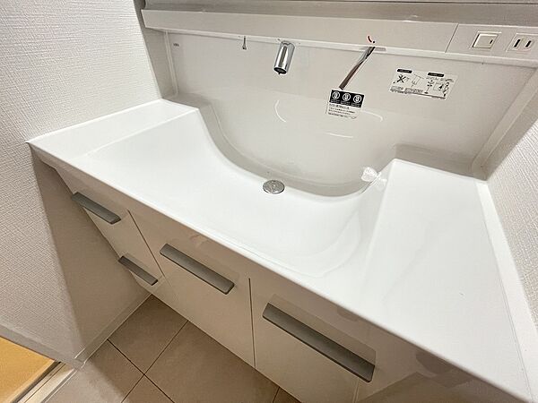 大きな洗面ボウル　収納しない手洗い石鹸等を置くスペースがあるのは嬉しい！