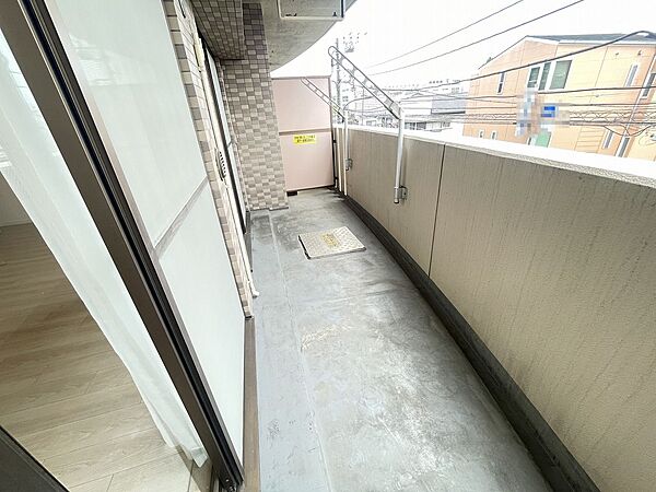 空が見えて光が差し込むベランダ　ワイドバルコニなので、たまったお洗濯物も一気に干せそうですね　
