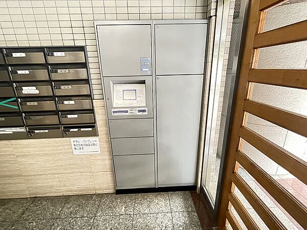 付設の宅配BOXは大型荷物も預かれるタイプ