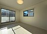 その他：2階にはプライベートな洋室が3部屋。各部屋収納付きです