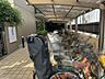 エントランス：整然と整理された自転車置き場　昔ながらのこのタイプが実は使いやすい！