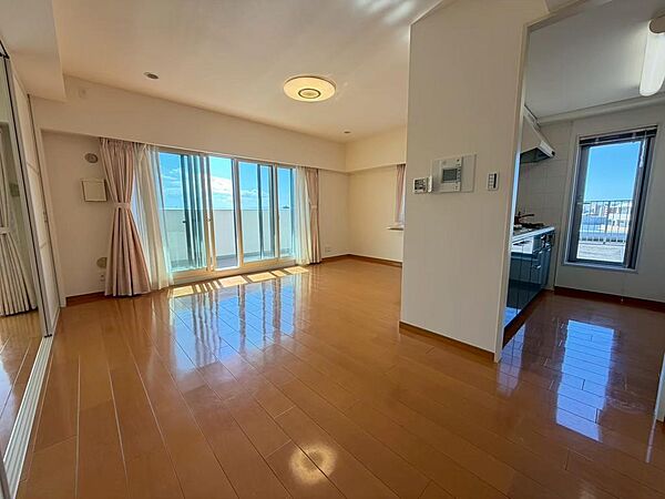 開口部が多く陽当たり、採光、通風良好です！