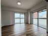 洋室：窓が多くて明るいお部屋です！