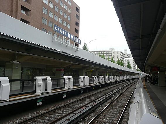 緑地公園駅ホー...