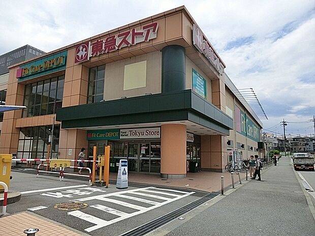 田奈東急ストアまで625m、田奈駅横にあるスーパー。21時まで営業しています。