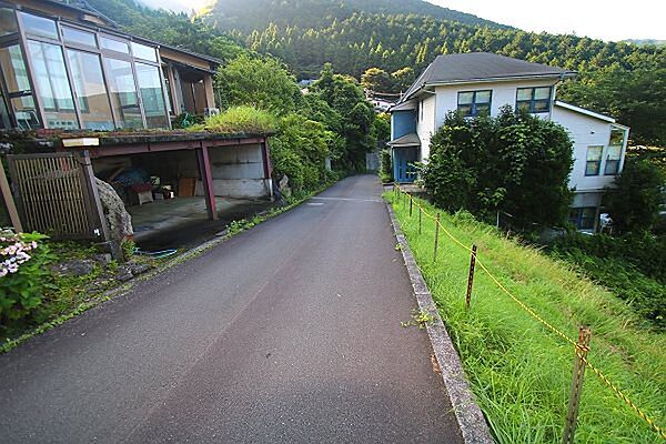 前面道路は幅員約4.0m熱海市道です。