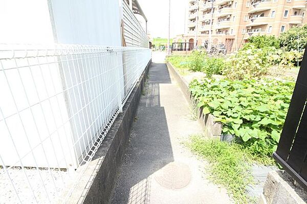 陽当たり良好です。接道ないため建築不可です。自分で作るやさいなら！無農薬野菜の栽培も可能ですね！！
