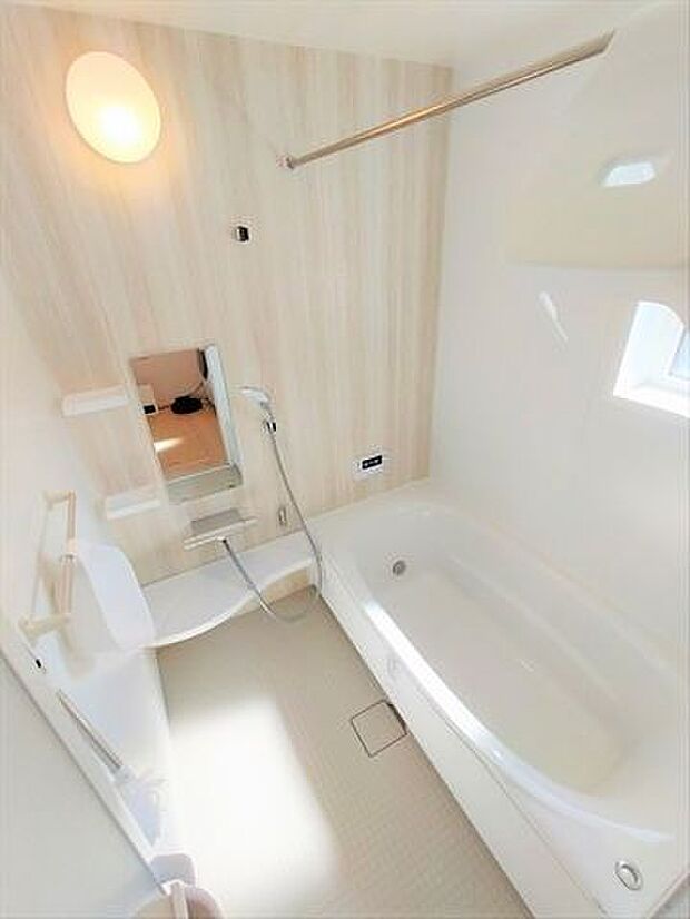 明るい木目のデザインパネルの浴室で、よりリラックスできる空間ですね。浴室乾燥機付きなのでお天気の悪い日のお洗濯物も、浴室でしっかりと乾かすことができますね。