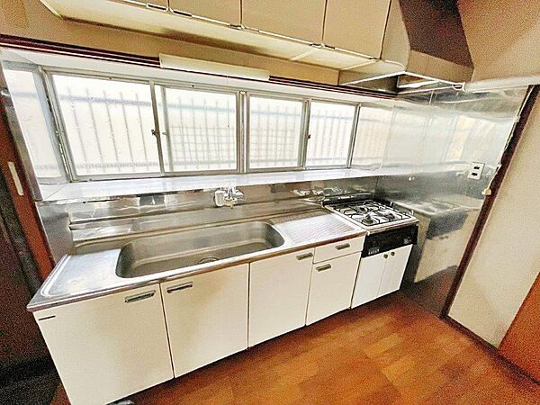 壁付け型のキッチンです。壁付けだと集中してお料理に取り組むことが出来ます。